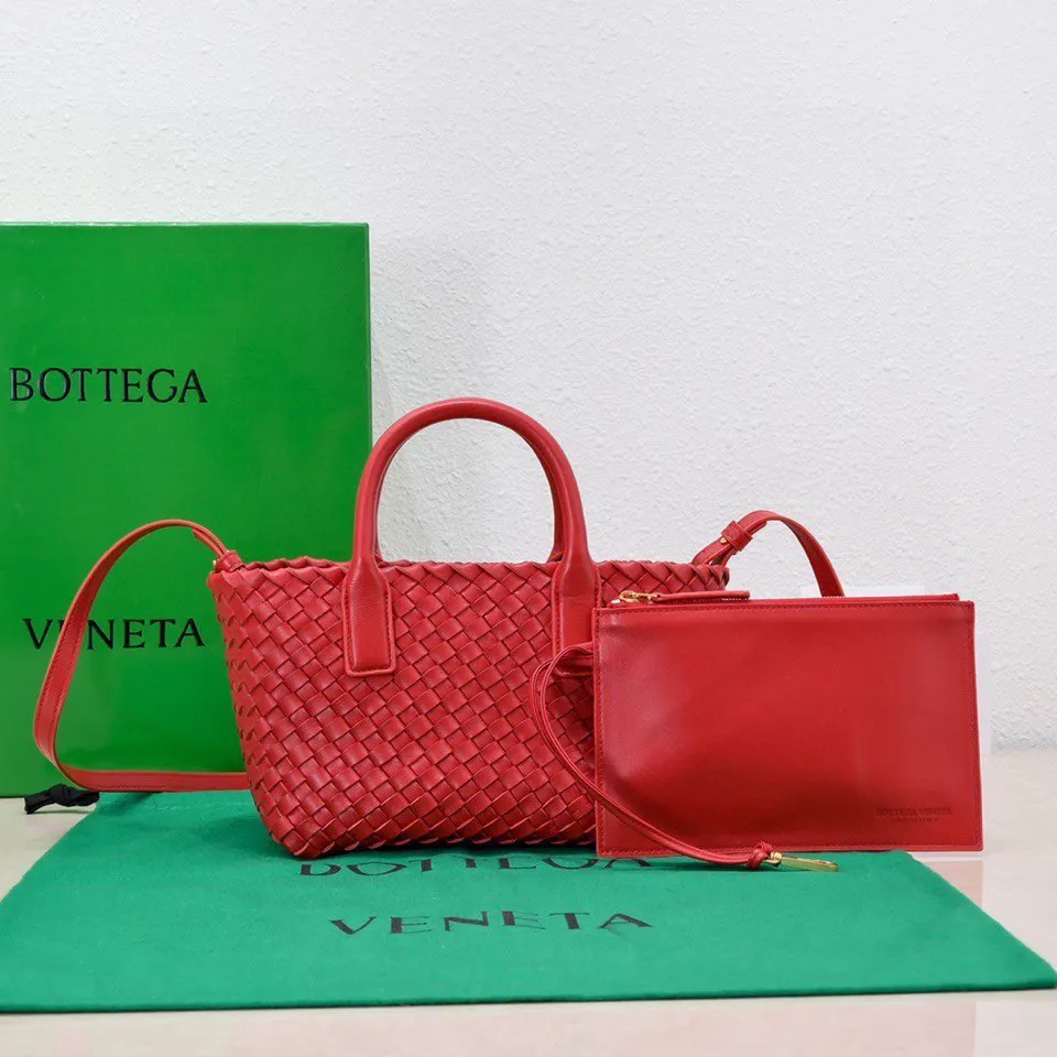 Batch 1560 Hello everyone, I have a new name, it’s called the Cabat woven Mini vegetable basket model ~ it can finally be carried on the shoulder. It is based on the original bag type and adds a shoulder strap and it is detachable! It's equivalent to spending one dollar to buy two bags. As the ace cutie of BV family, I really have no choice but to buy one! This bag of ours is really exactly the same as ZP. You can look big with a small amount of money~ Original sheepskin: size: 20*16*13cm, model: 5211#
